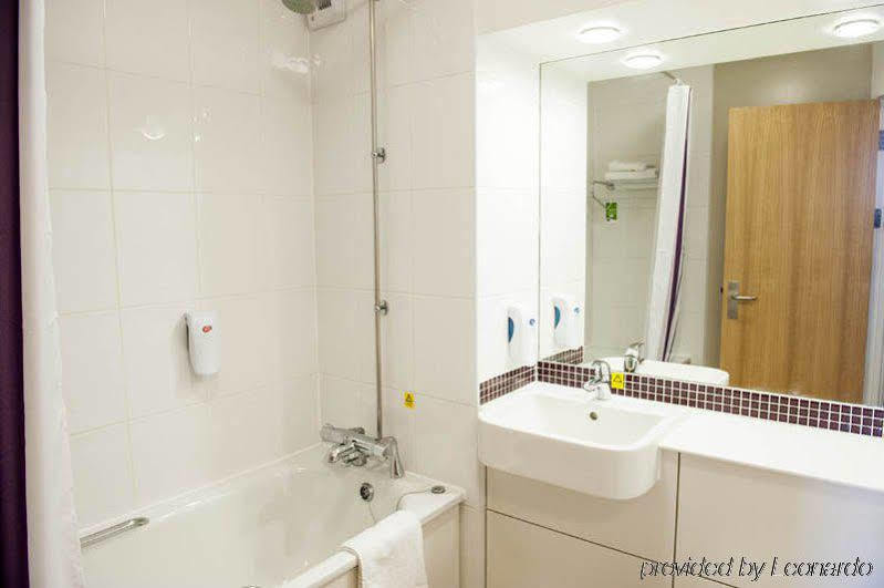 קרואולי Premier Inn London Gatwick Airport East מראה חיצוני תמונה