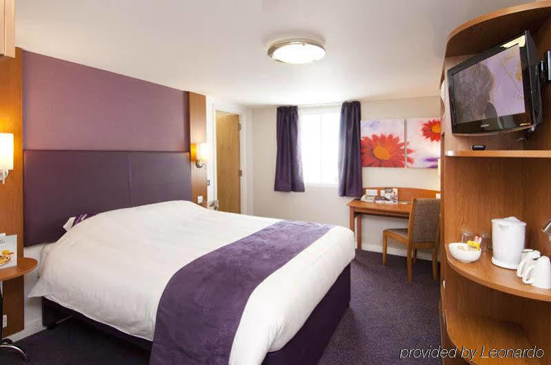 קרואולי Premier Inn London Gatwick Airport East מראה חיצוני תמונה